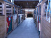 Allée de boxes de l'écurie Strathcona's horse - Photo : Jenny Gallant