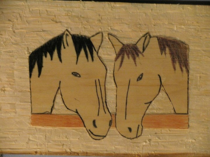 Gravure chevaux sur le bord de cloture