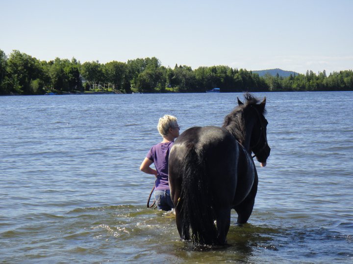 Ma mere dan l'eau avec mon beau May Flower qui grimace