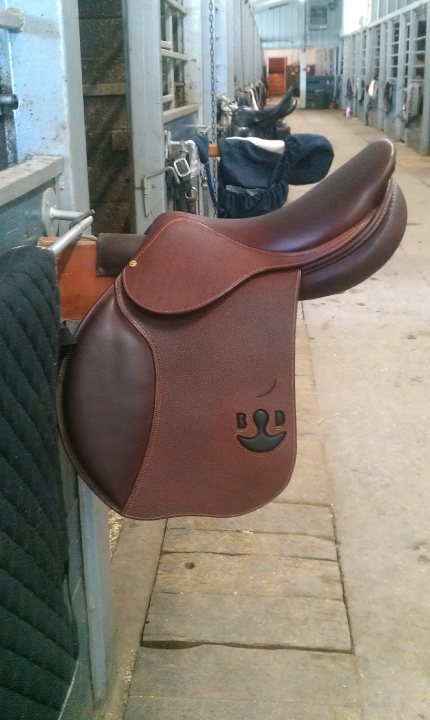 Selle. ma nouvelle selle enfin arrivée alleluuuiiaaaa