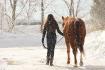 Femme et cheval vus d'en arrière