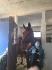 Cavalière avec son masque sortant un cheval de son box