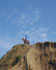 Cowboy à cheval en haut d'une falaise