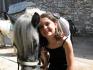 Portrait d'une petite fille et un cheval