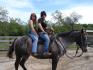 Deux fille sur le dos d'un cheval