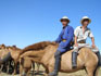 deux mongols qui sautaient sur les chevaux pas...