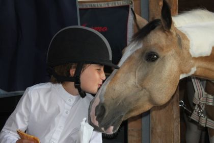 Moi qui donne un bec a ma protégé ! (L) 