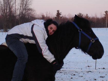 Cavalière et son cheval en hiver