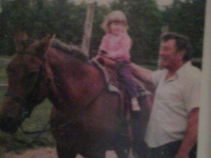 moi a lage de 2ans sur masha le premier cheval jai monter de ma...