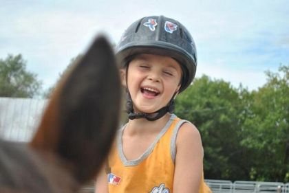 mon fils Nataël 6 ans . je crois qu'il aime monter a cheval!