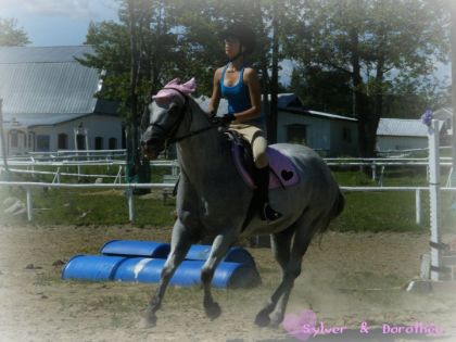 Avec son kit rose :) 