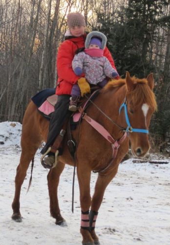 Moi sur Wendy avec BB Alycia de 15 mois (suposément Wendy est...