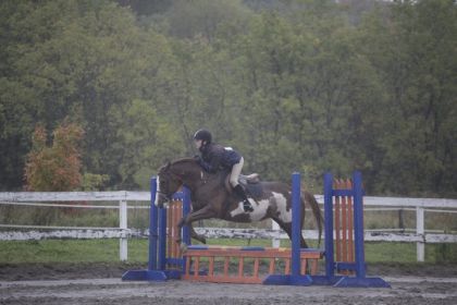 Moi et Tamara en compétition à l'écurie! Je sais que ma jambe...