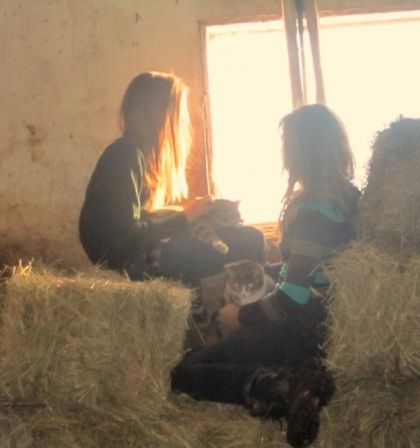 moi et mon amie laurence chez moi , avec mes petits chats :P
