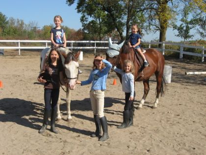 Une petite fille squi adore monter à cheval!