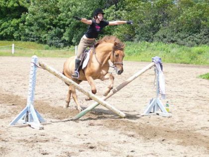 c'est moi sur gaspar (que j'appelle skippy lolee) ; du saut sans...