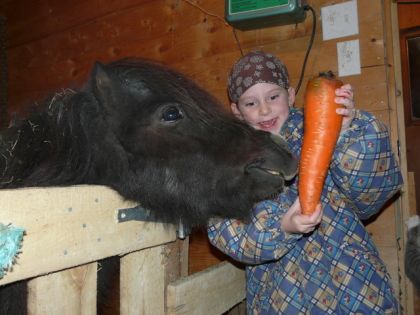 Il doit bien s'demander comment il va faire pour manger cette...