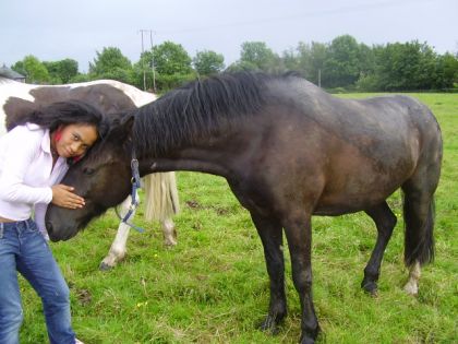Cute photo d'une amie et son poney préféré