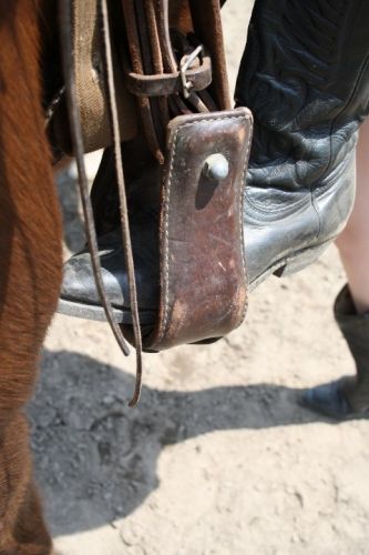 Initiation de mes nouvelles bottes à l'équitation :)  J'aime...