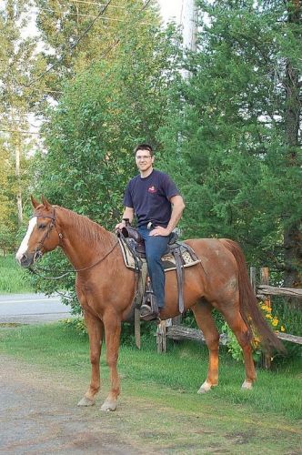 Mon chum et son cheval, dommage il ne l'avais pas bien brossé...