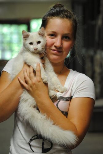 Moi et un petit chat à l'écurie! Je voulais le ramener! lol  (L) 