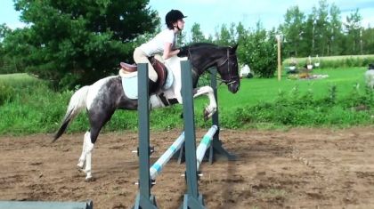 ma cousine sur ma machine de poney :)