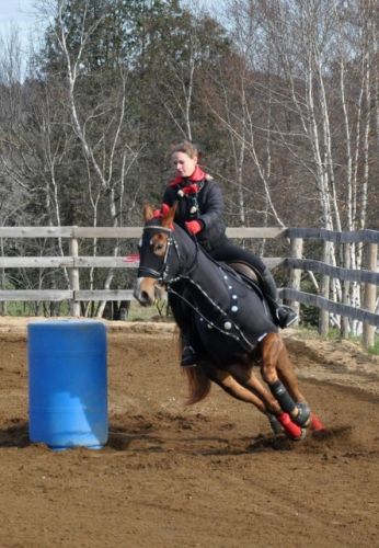 Sur ma jument au gymkhana amateur déguiser, 29 octobre 2011. :)