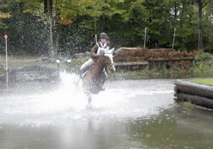 Aller on fait la vague! Rentrer au galop dans le lac au cross de...