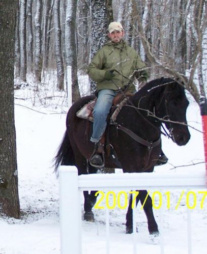 Homme sur un cheval noir