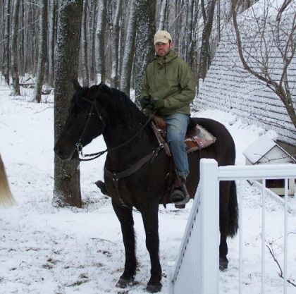 Homme à cheval en hiver