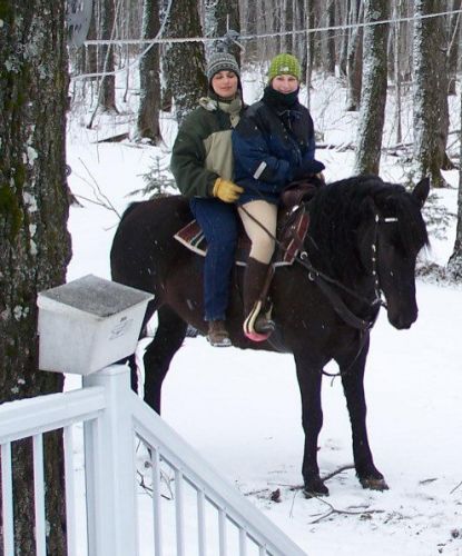 Deux filles sur le dos d'un cheval