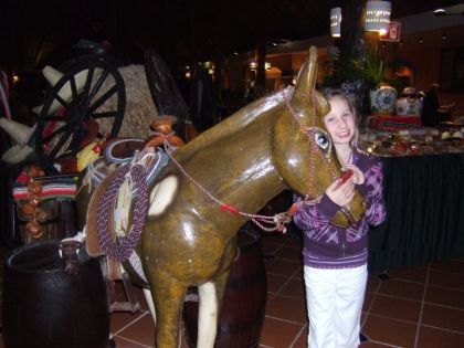 Hihihi dans un resto au mexique avec une statue d'ane ou cheval...