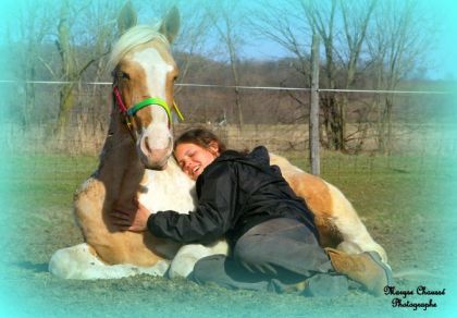 Josiane avec son poulain Diego , un peu de tendresse !