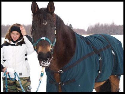 ma cousine avec mon chevallll....et sa belle couvarture!:)