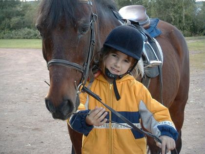 moi à l'âge de 5 ans avec un gros poney d'école, Capitaine Crunch