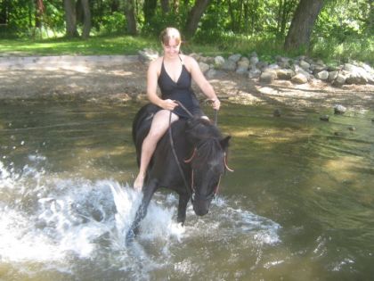 La ponette a mes soeurs qui joue dans l'eau .L'orsqu'on allait...