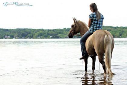 Moi et ma petite L&eacute;ona dans la rivi&egrave;re Saguenay :)  Photo par...