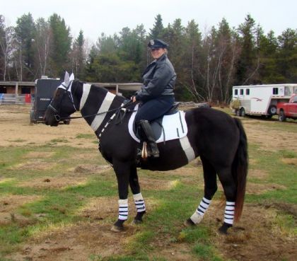 photo par Cadence Moi en police et ma jument en prisonnière aux Gymkhana amateur...