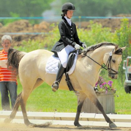 Allongement au galop ! mais je trouve qu'elle a le dos creux!