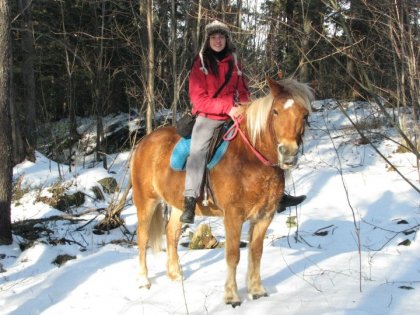 Moi et Okélla en rando :) Bon ok, avec une selle trop petite...