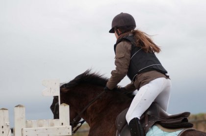 Saut d'obstacle ; vu de derrière