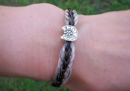 Mon nouveau bracelet fait par Les Crins D'Auz avec les crins de...