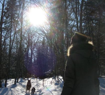 ma mère (son dos:P) et mes deux chiens