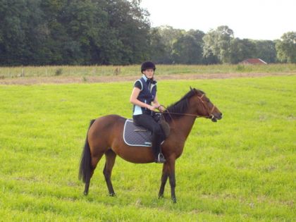 voila ma tite cherie Océane avec moi dans un champs d'herbe...