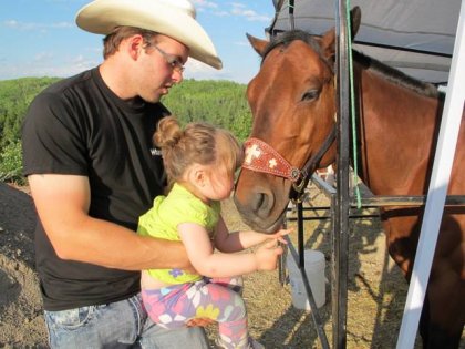 Ma fille avec papa qui donne un gros bizou à Jennessy! :)