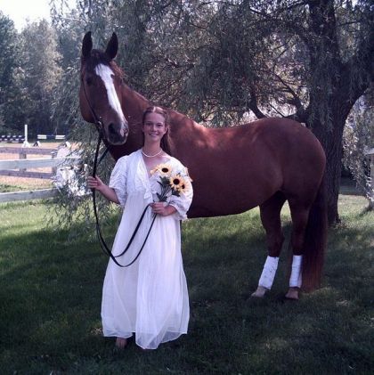 Cavalière tenant un bouquet de fleurs et son cheval