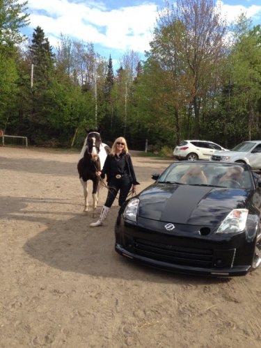 Ma gentille Queeny qui aime ma voiture ... Hi, hi ... 