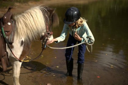 Moi sur mon poney Arlequin en randonnée! :)