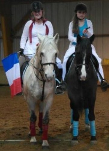 A gauche c'est Laurène une amie qui est dans mon groupe, à...
