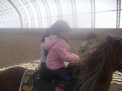 Ma fille qui commence le trot tranquillement :) elle adore ! 